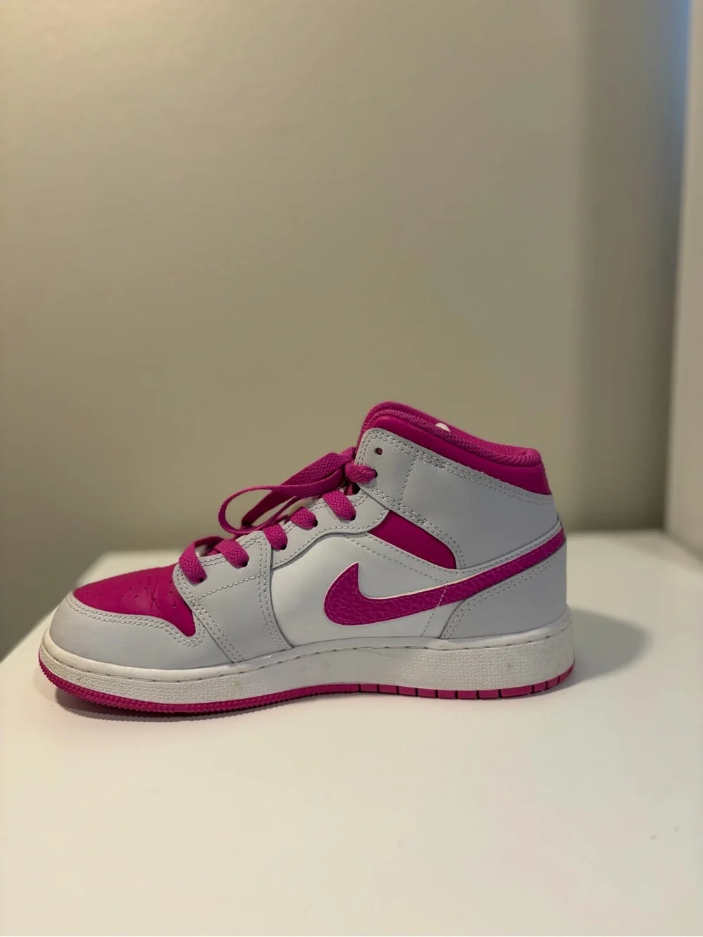 Nike Air Jordan 1 Mid GS Sneaker “Fire Pink”